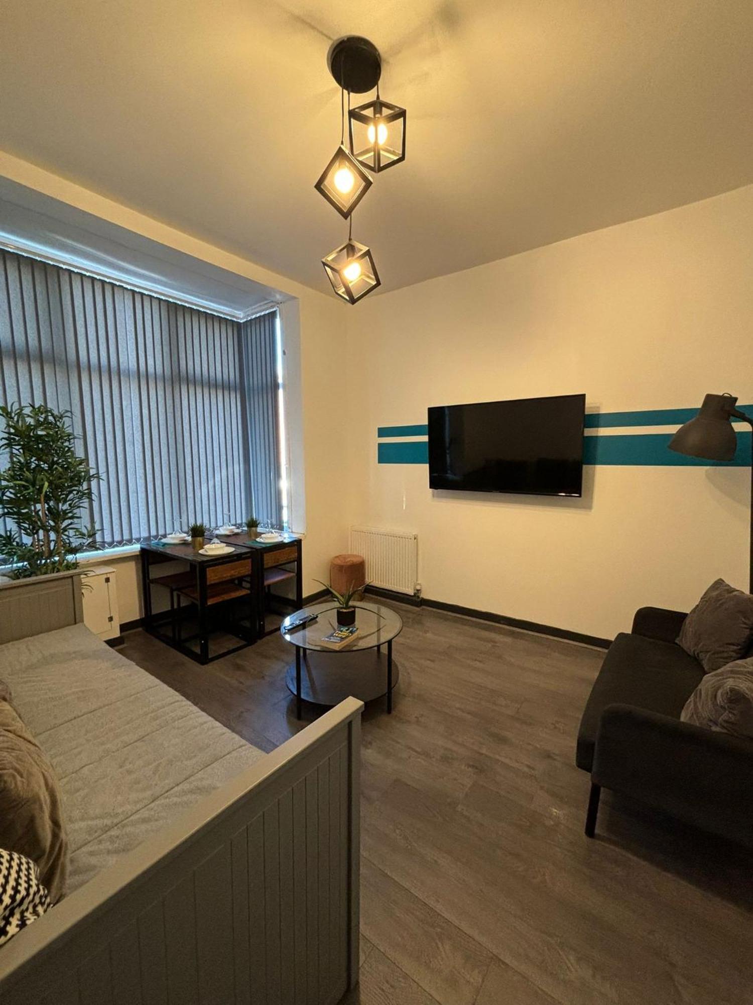 Tudors Esuites Spacious 4 Bedroom House Holiday home Birmingham