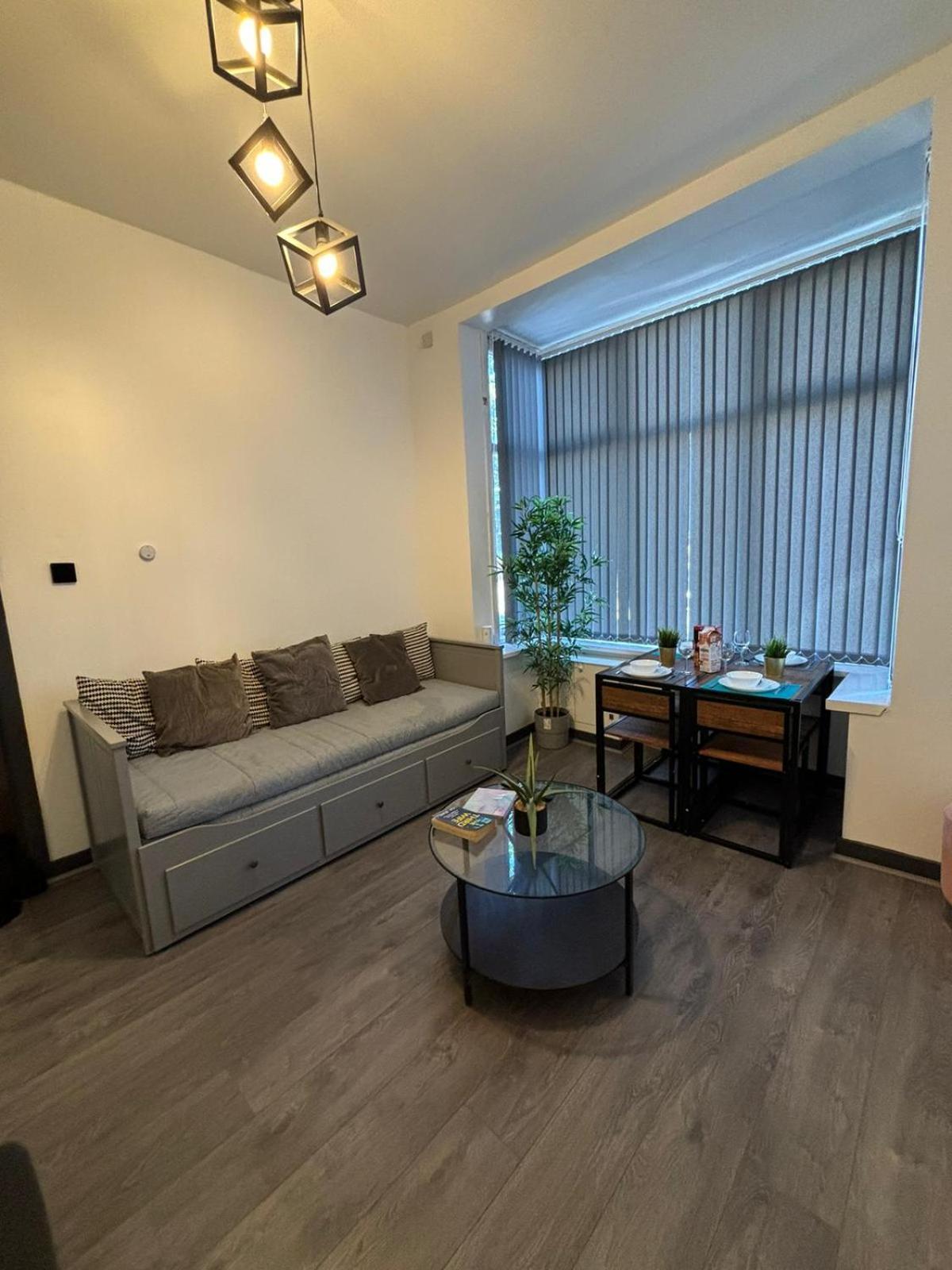 Holiday home Tudors Esuites Spacious 4 Bedroom House Birmingham