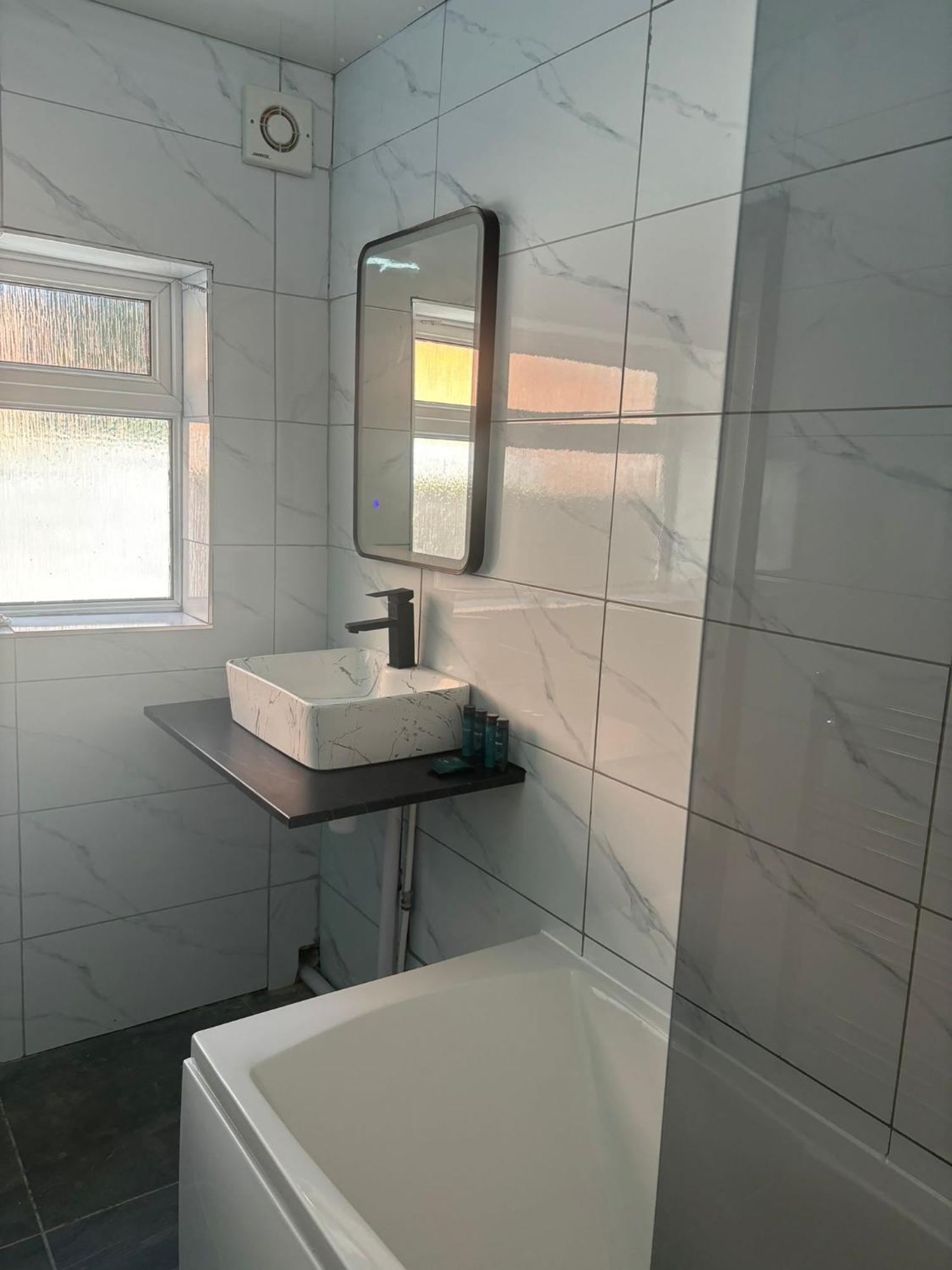 Tudors Esuites Spacious 4 Bedroom House Holiday home *