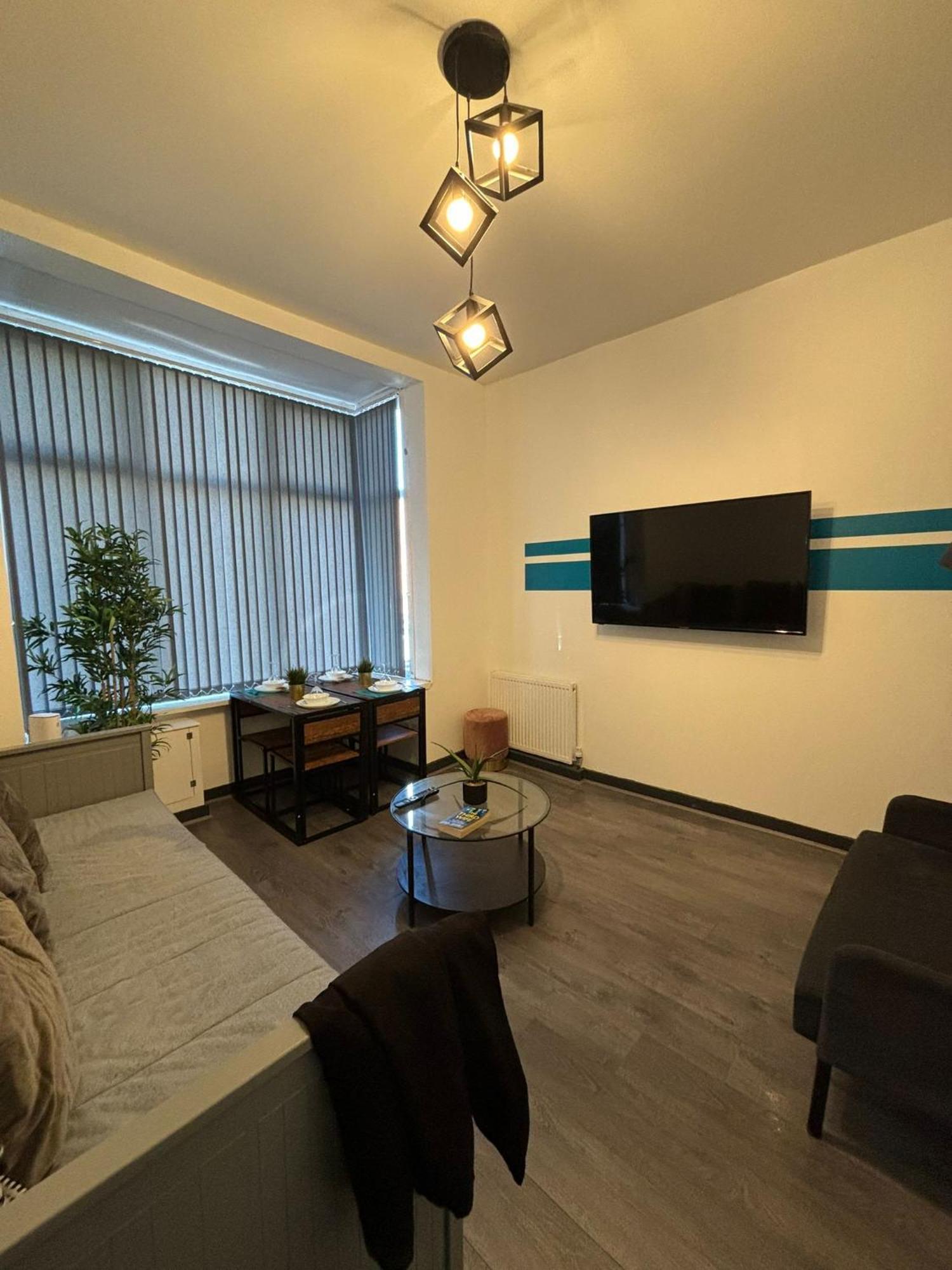 Holiday home Tudors Esuites Spacious 4 Bedroom House *